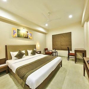 Fabhotel Flora Vastral